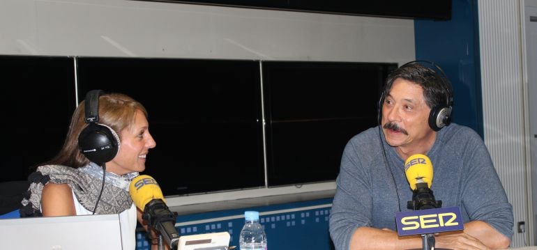 El actor Carlos Bardem junto a Macarena Berlín en &#039;Hoy por hoy&#039;.