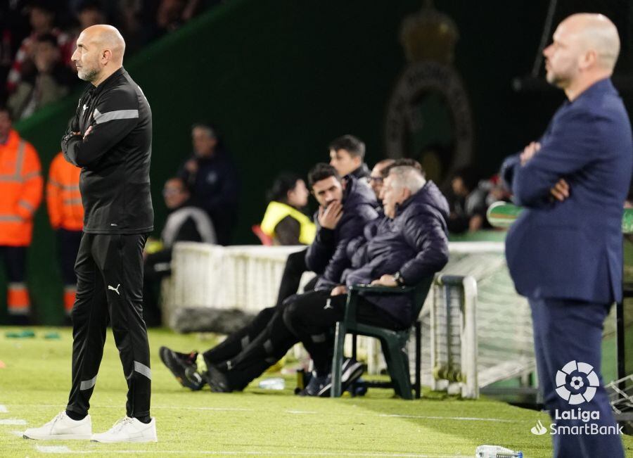 Abelardo Fernández (izquierda) sigue desde la zona técnica de El Sardinero el que sería su último partido como técnico del Sporting, con José Alberto López (derecha) en el banquillo del Racing.