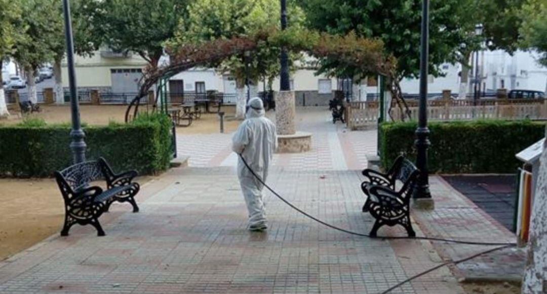 Operario municipal del Ayuntamiento de Huelma realizando labores de limpieza y desinfección.