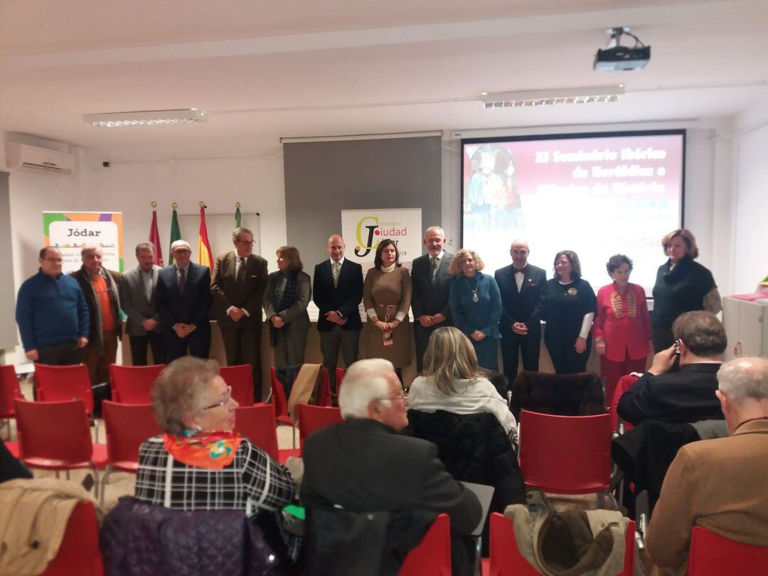 Foto de familia con todas las autoridades y representantes de las entidades colaboradoras en la organización 