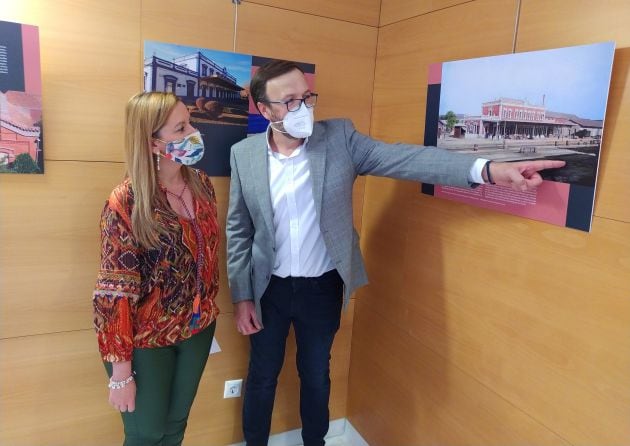 Imagen de la inauguración de esta muestra. En la imagen aparecen la Teniente de Alcalde de Cultura, Vanessa Irla y el investigador, Daniel Marín