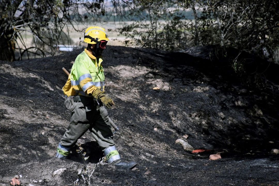 Un efectivo durante las labores de extinción del incendio forestal registrado en Trescasas (Segovia). 