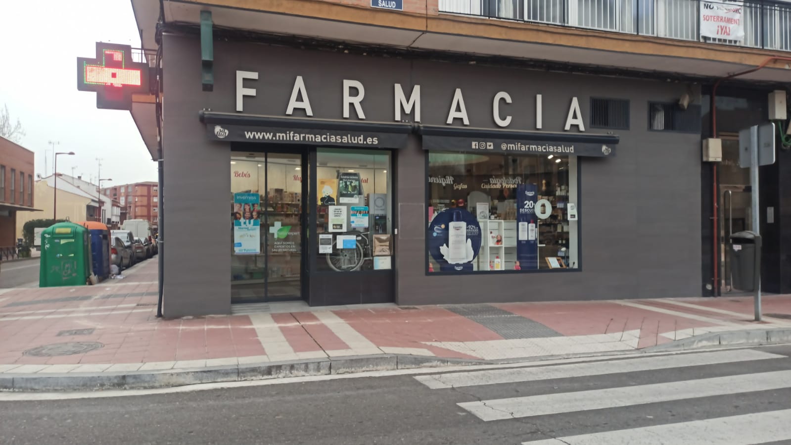 Farmacia que exhibe el cartel del grupo antiabortista &#039;40 días por la vida&#039;