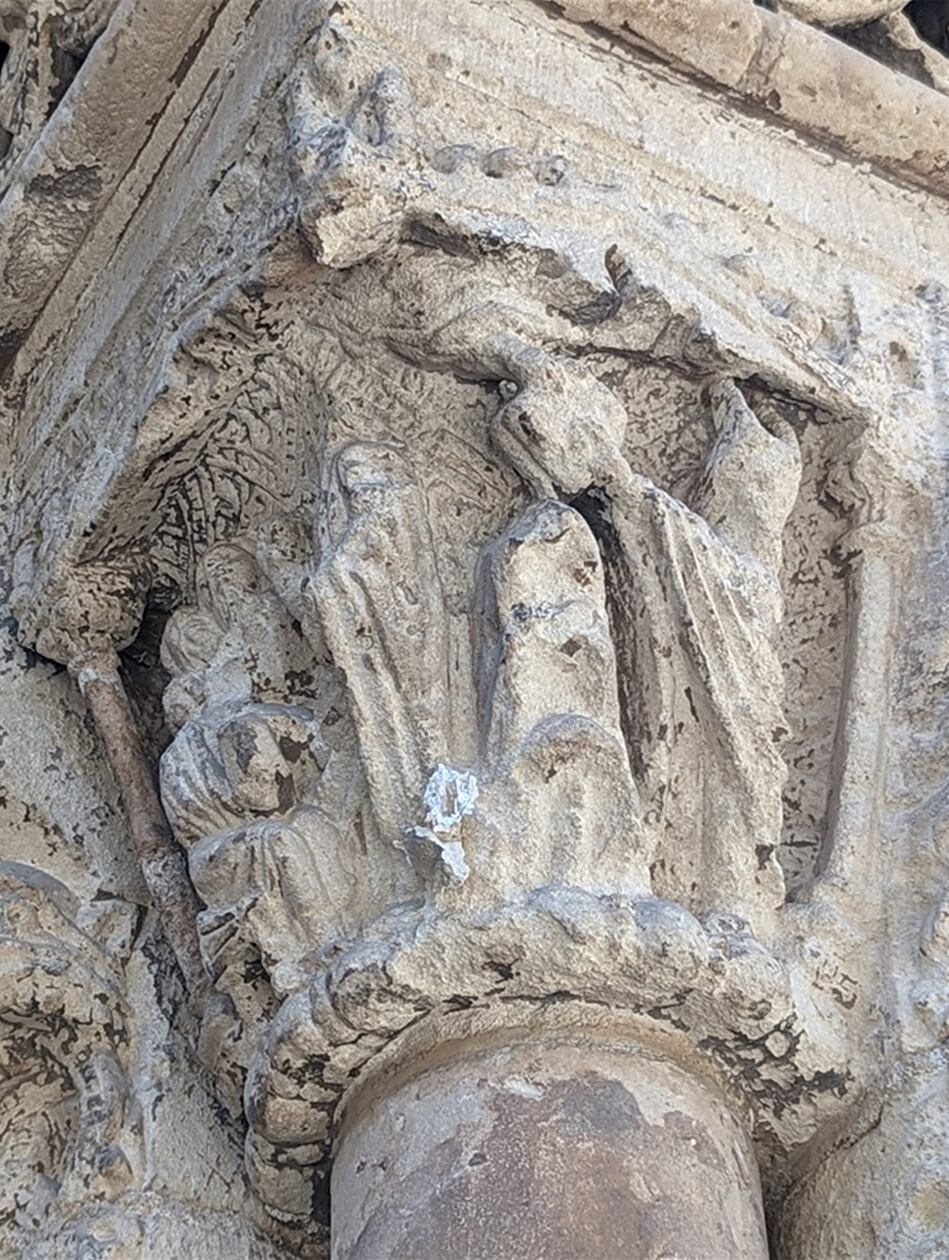 Detalle de uno de los capiteles de la portada románica de la Catedral de València