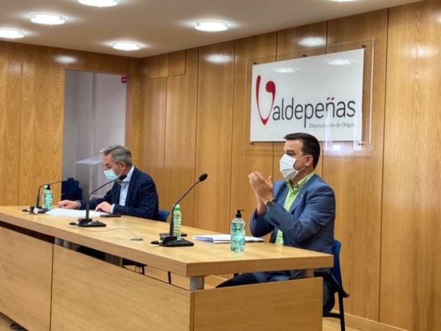 El presidente de la DO Valdepeñas, Jesús Martín, junto al consejero de Agricultura, Francisco Martínez Arroyo