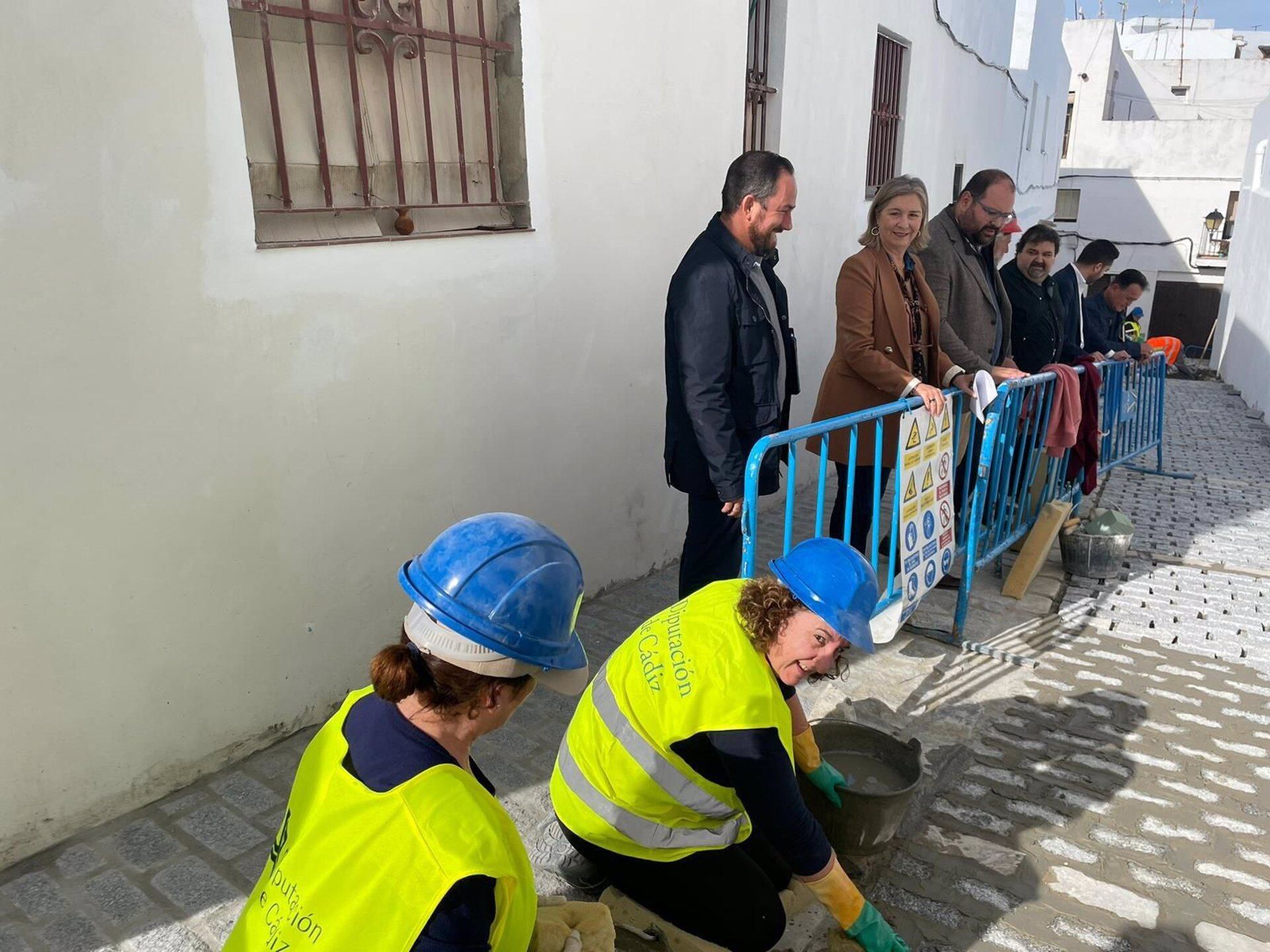 La delegada territorial de Justicia, Administración Local y Función Pública en la provincia de Cádiz, Ana Bertón, visitando obras PFEA