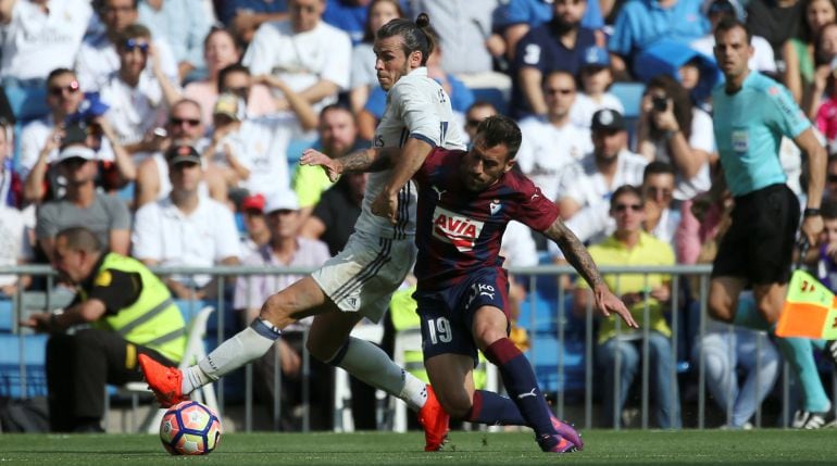 Luna disputa un balón Bale en la última visita al Bernabéu