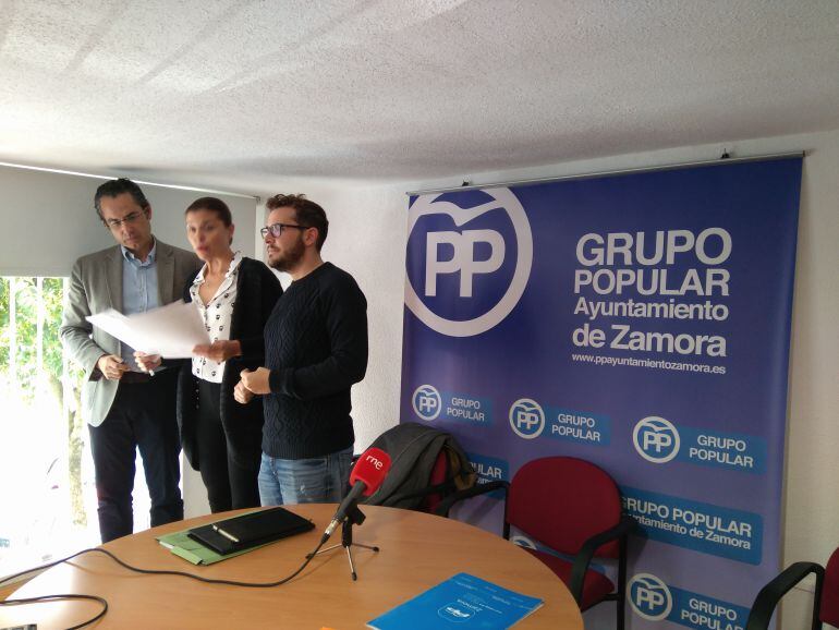 Los concejales del Grupo Popular en el Ayuntamiento de Zamora José Luis González Prada, Clara S. Damián y Víctor López de la Parte