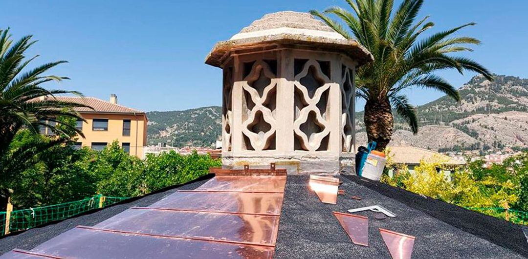 Reparación en la cubierta del Templete del parque de La Glorieta.