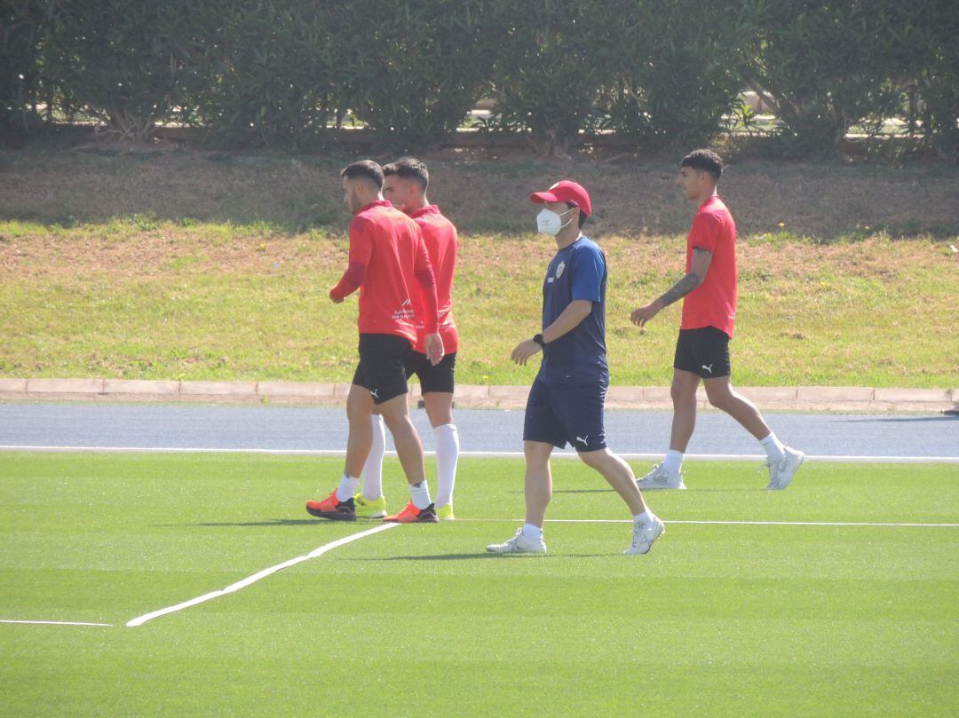 Rubi con el equipo en el entrenamiento tras perder en Cartagena.