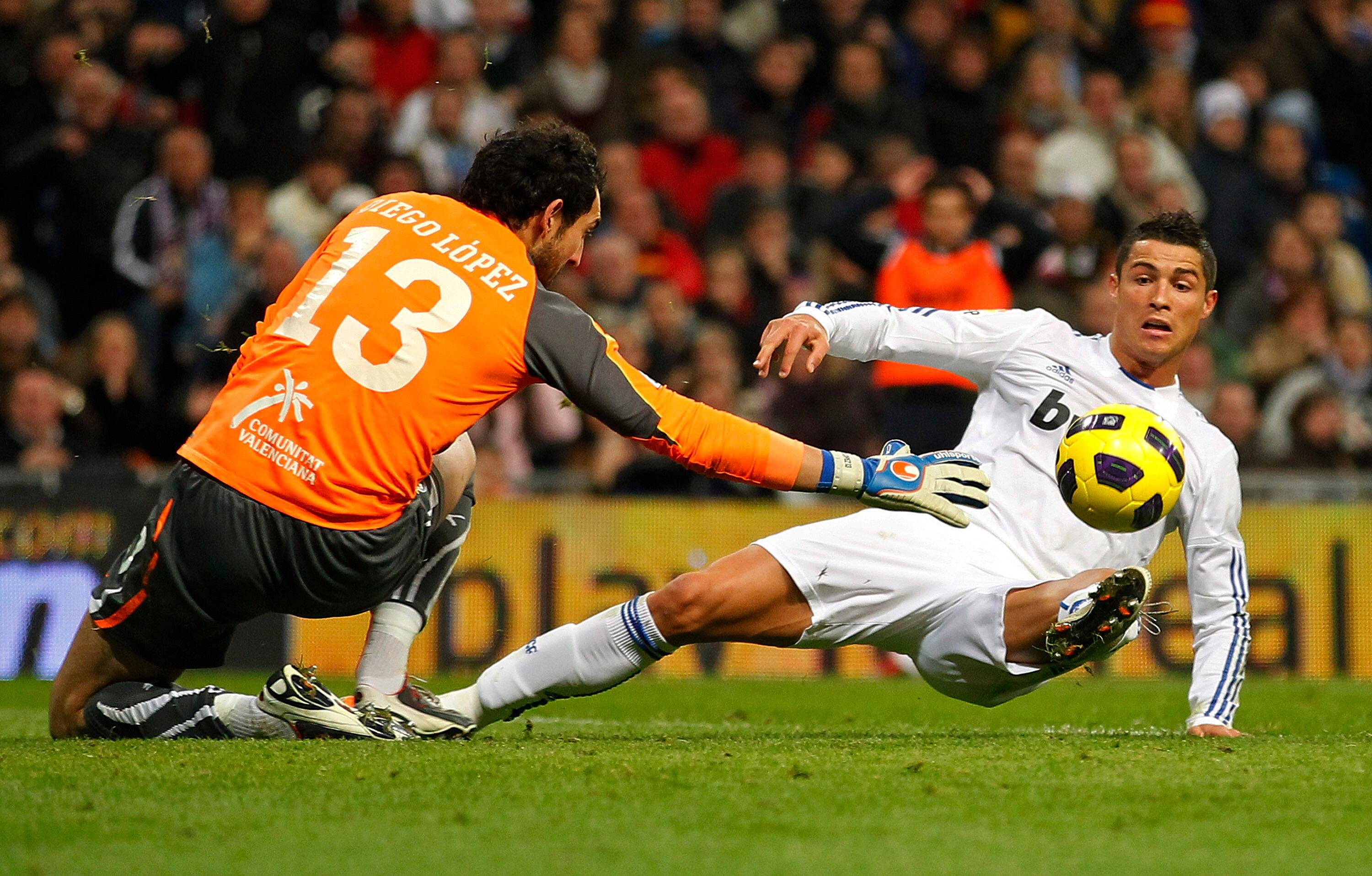 Diego López tapona un lanzamiento de Cristiano Ronaldo como portero del Villarreal