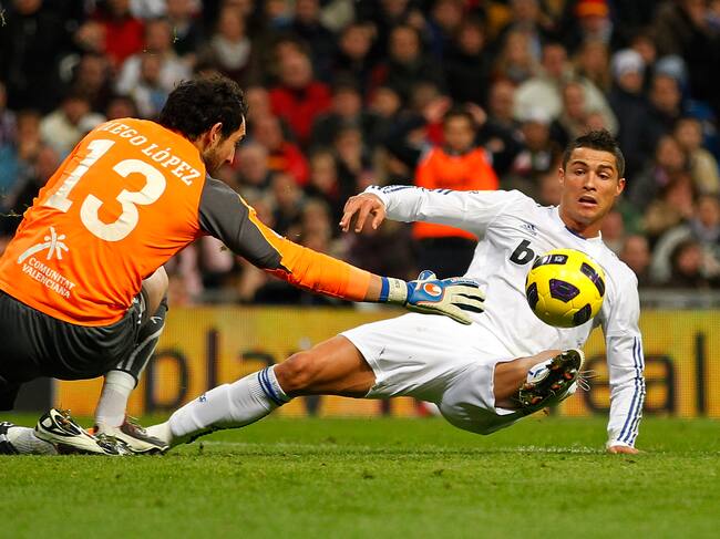 Diego López tapona un lanzamiento de Cristiano Ronaldo como portero del Villarreal