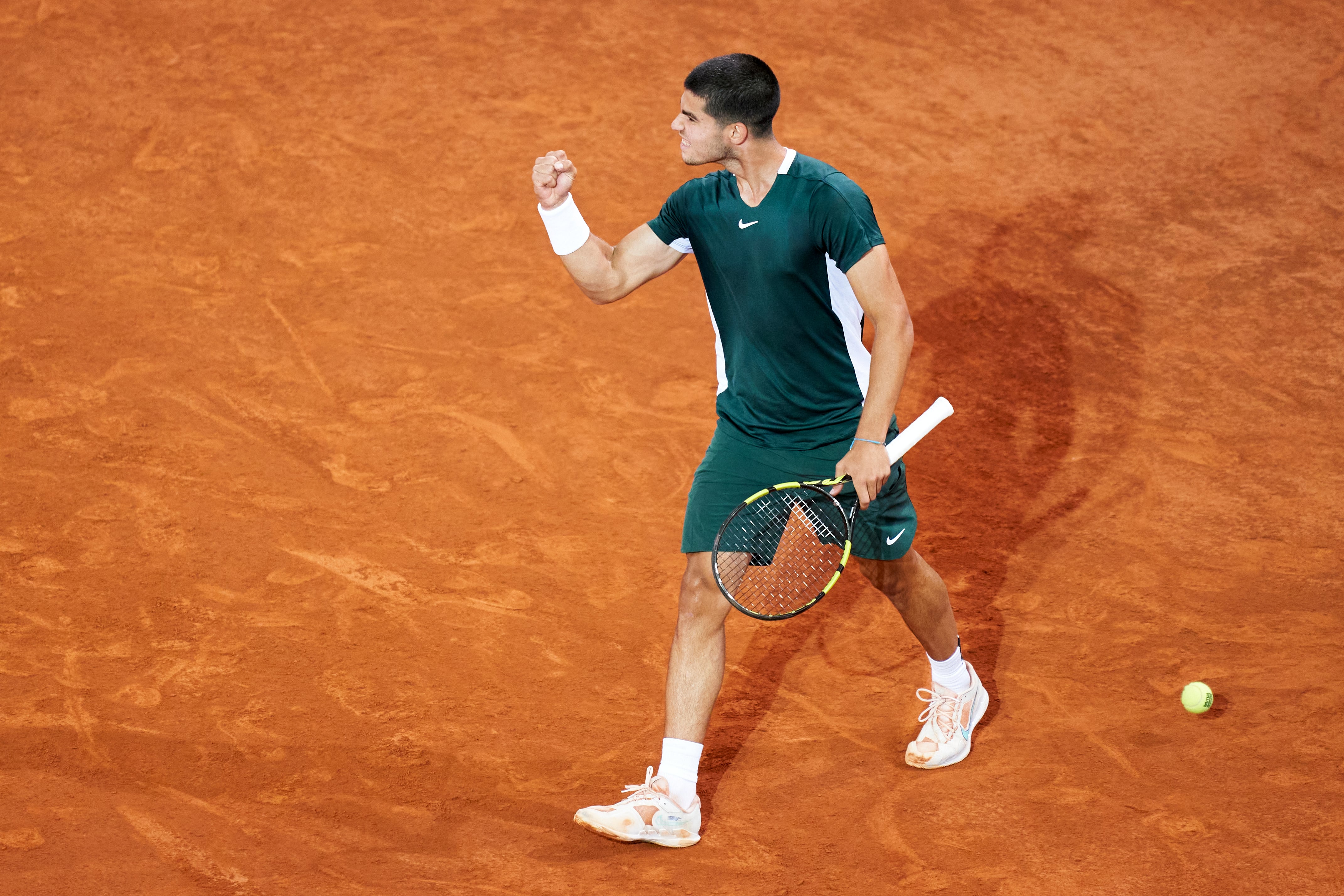 Carlos Alcaraz, celebrando la victoria frente al georgiano Nikoloz Basilashvili en el Mutua Madrid Open