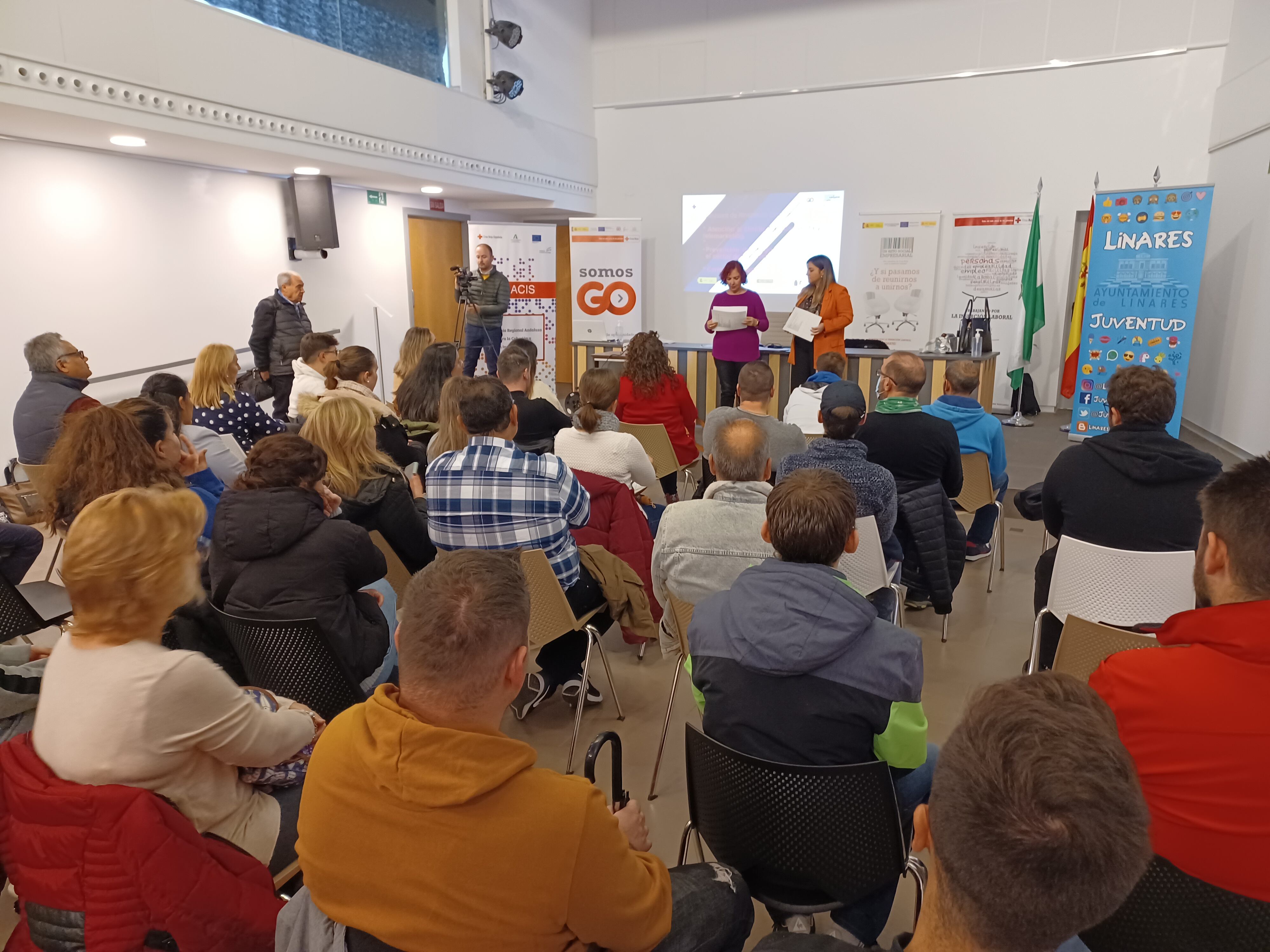Acto de entrega de diplomas en la Casa de la Juventud de Linares, a cargo de la Asamblea Comarcal Norte de Jaén de Cruz Roja.