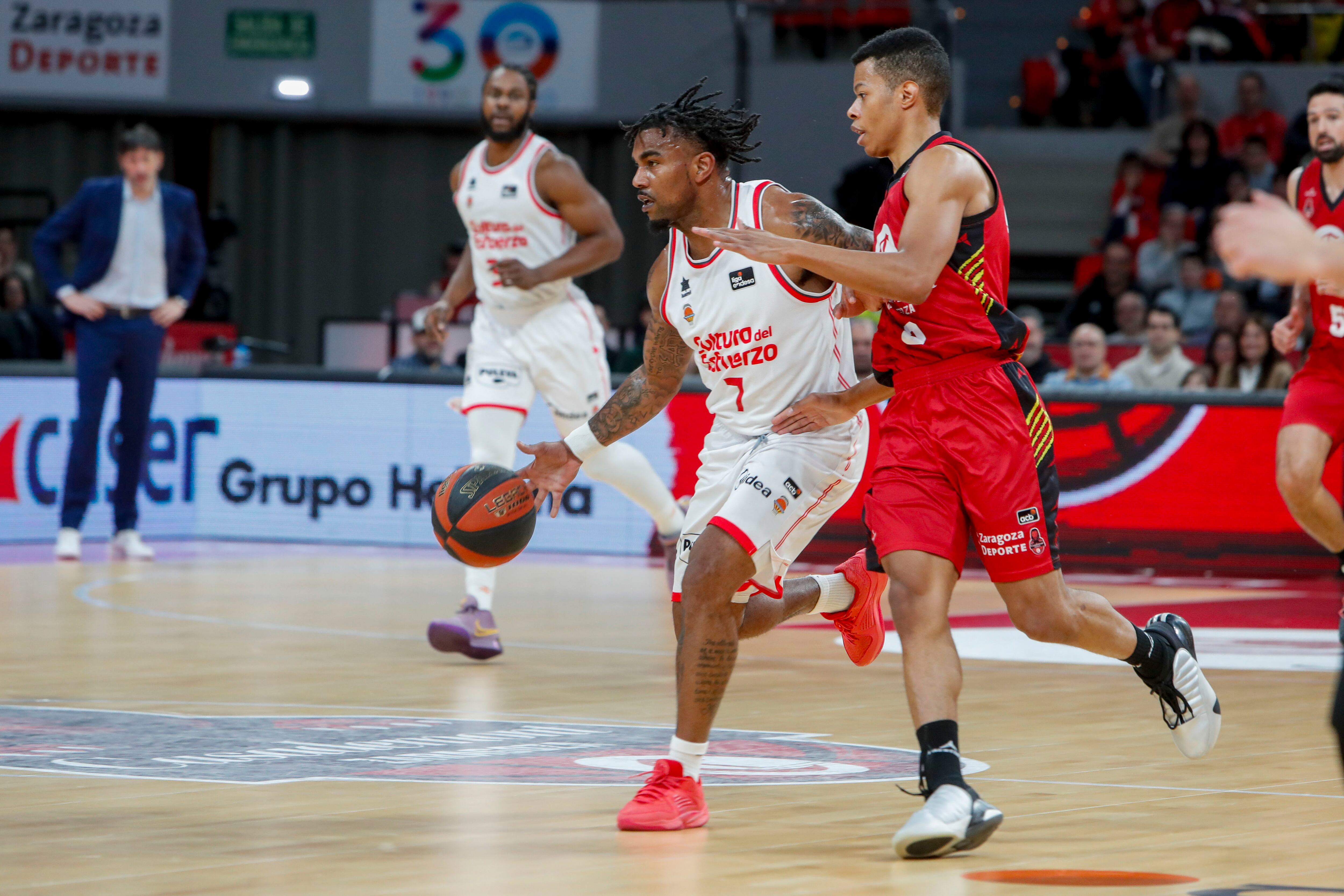 ZARAGOZA, 21/01/2024.- El base del Valncia Chri Jones (i) con el balon ante el jugador del Zaragoza Trae Bell Haynes durante el partido de la 19 jornada de Liga ENdesa que disputan en el Pabellón Príncipe Felipe de Zaragoza. EFE/ Javier Belver
