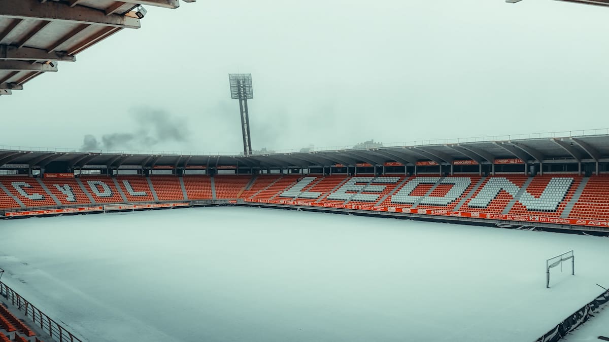 El césped del Reino de León, cubierto de nieve a una semana del Cultural Leonesa-Athletic de Copa