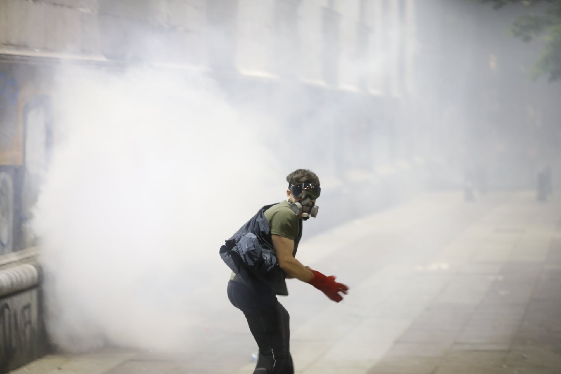 Un manifestante con una máscara se enfrenta a la policía en Tiflis