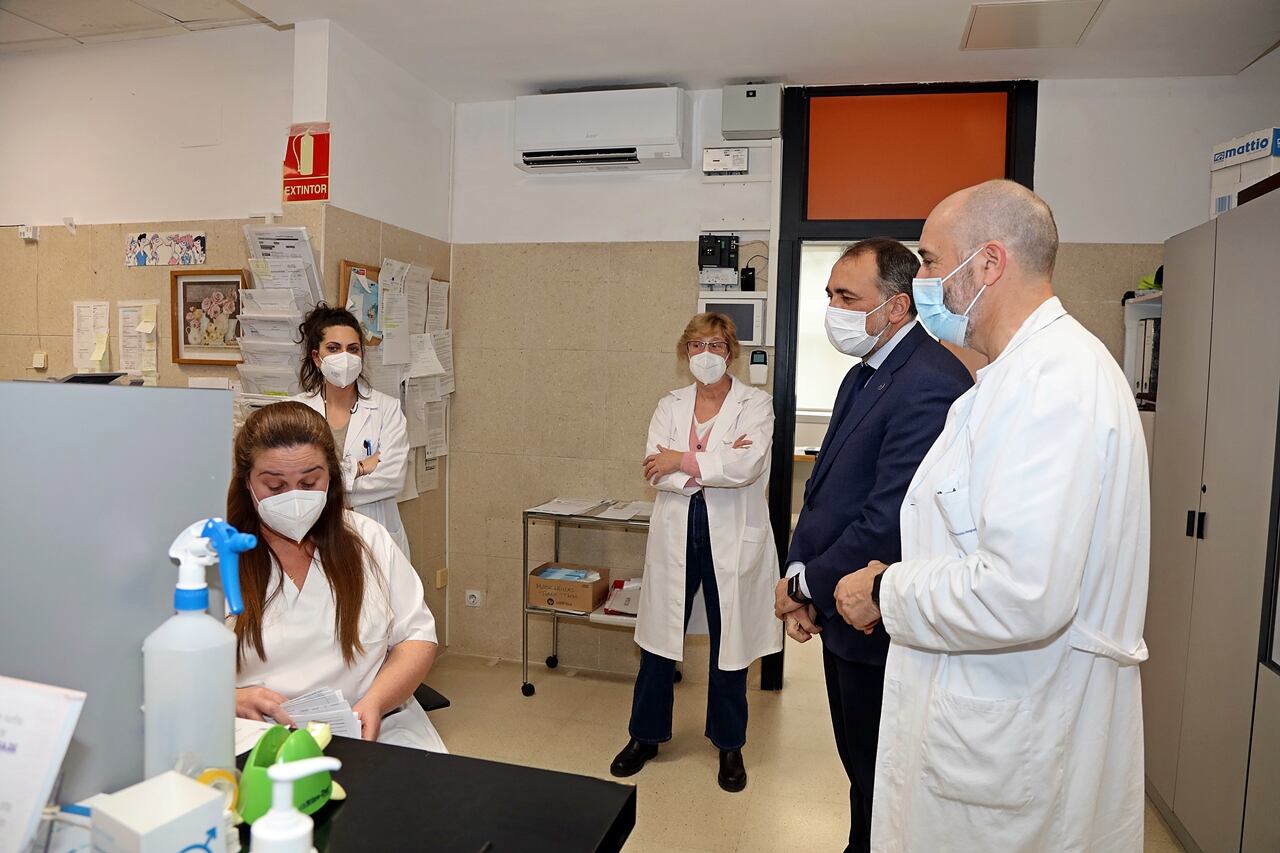 Julio García Comesaña, en su visita al centro de salud de As Pontes