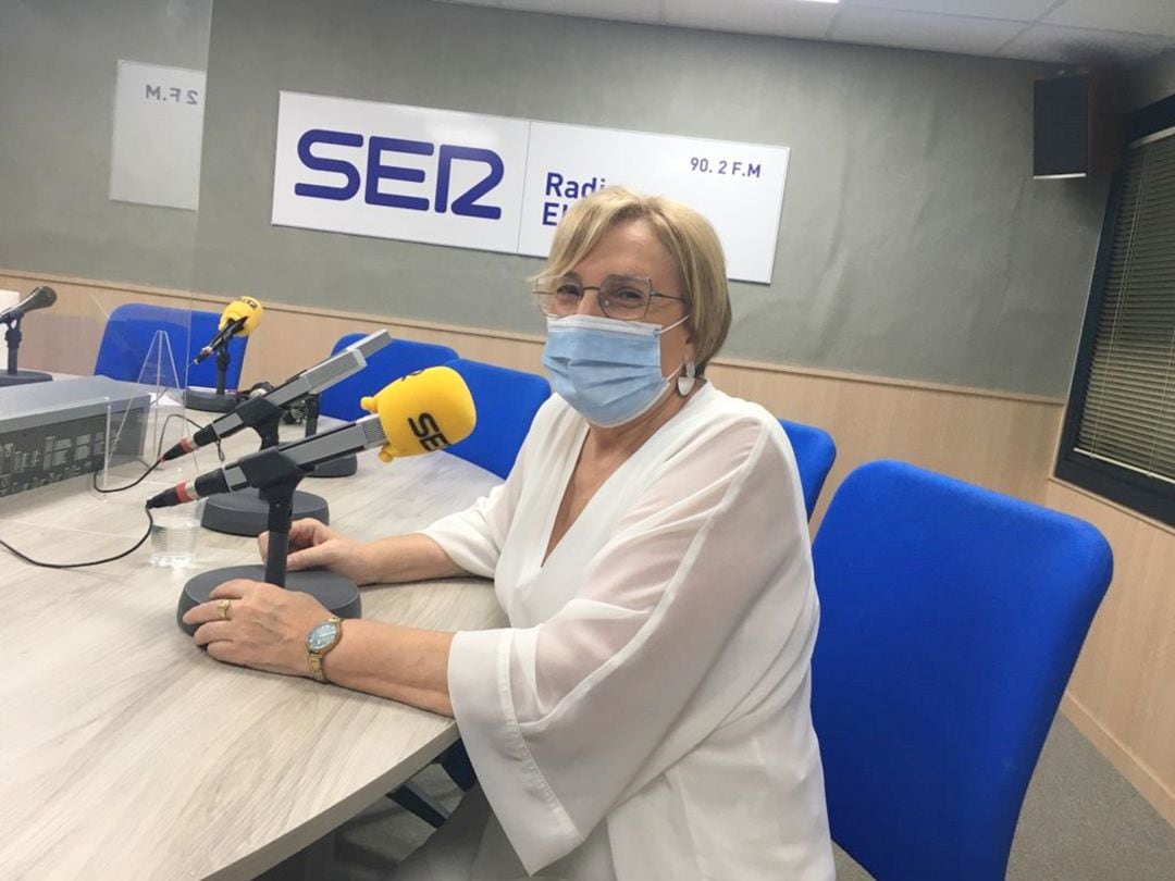 Ana Barceló, consellera Sanidad, en su visita a Radio Elda Cadena SER