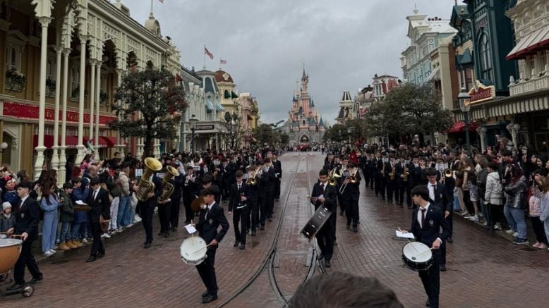 La Agrupació Musical d’Ontinyent durante su desfile en la avenida principal de Disneyland París, ante unas 20.000 personas, el pasado sábado 4 de abril, en el marco de las actividades de su 30º aniversario