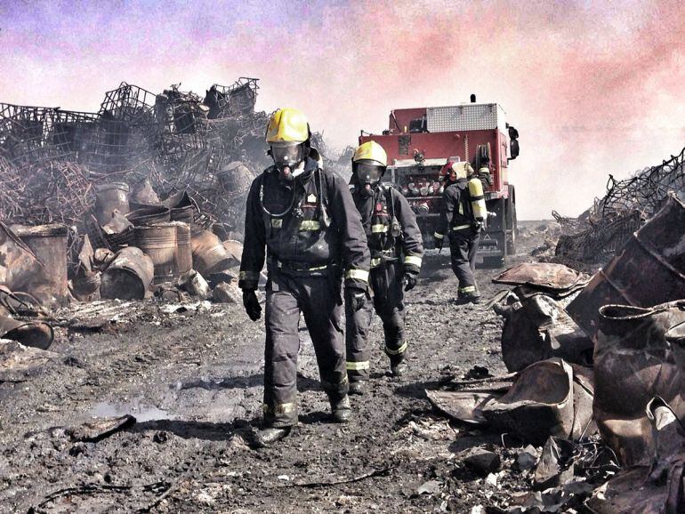 Bomberos en el interior de la planta de Chiloeches