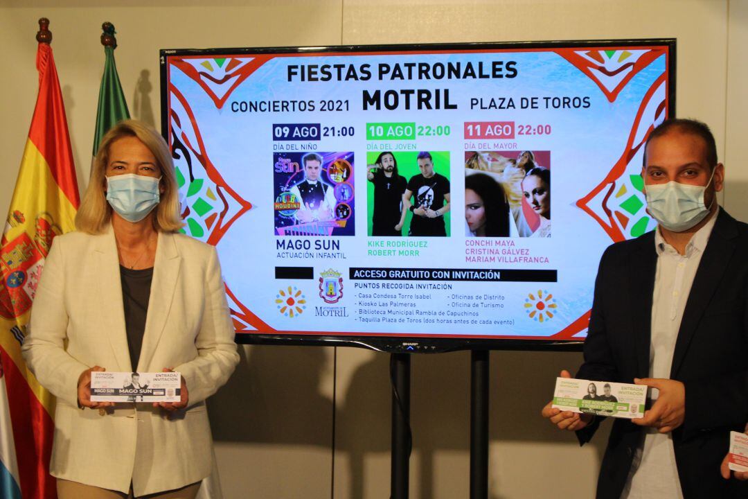 La alcaldesa de Motril, Luisa García Chamorro, y el concejal de fiestas, Alejandro Vilar, durante la presentación de las fiestas patronales