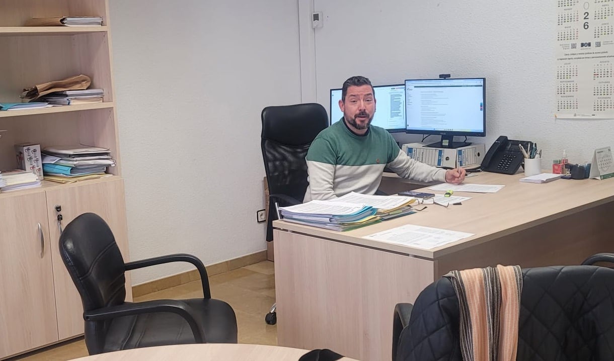 El nuevo secretario de Calamocha en su primer día en la localidad