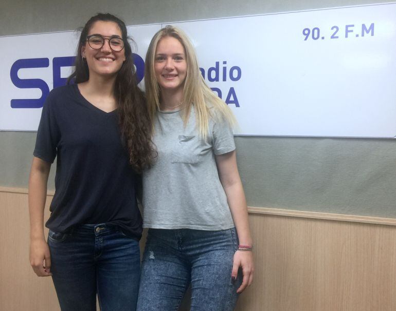 Lía Lledó (I) y María Jiménez (D) están recogiendo el premio a su ilusión y trabajo