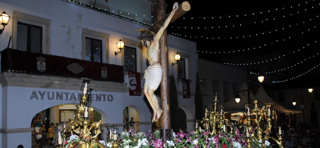 A las 9, procesión con el patrón y disparo de fuegos artificiales