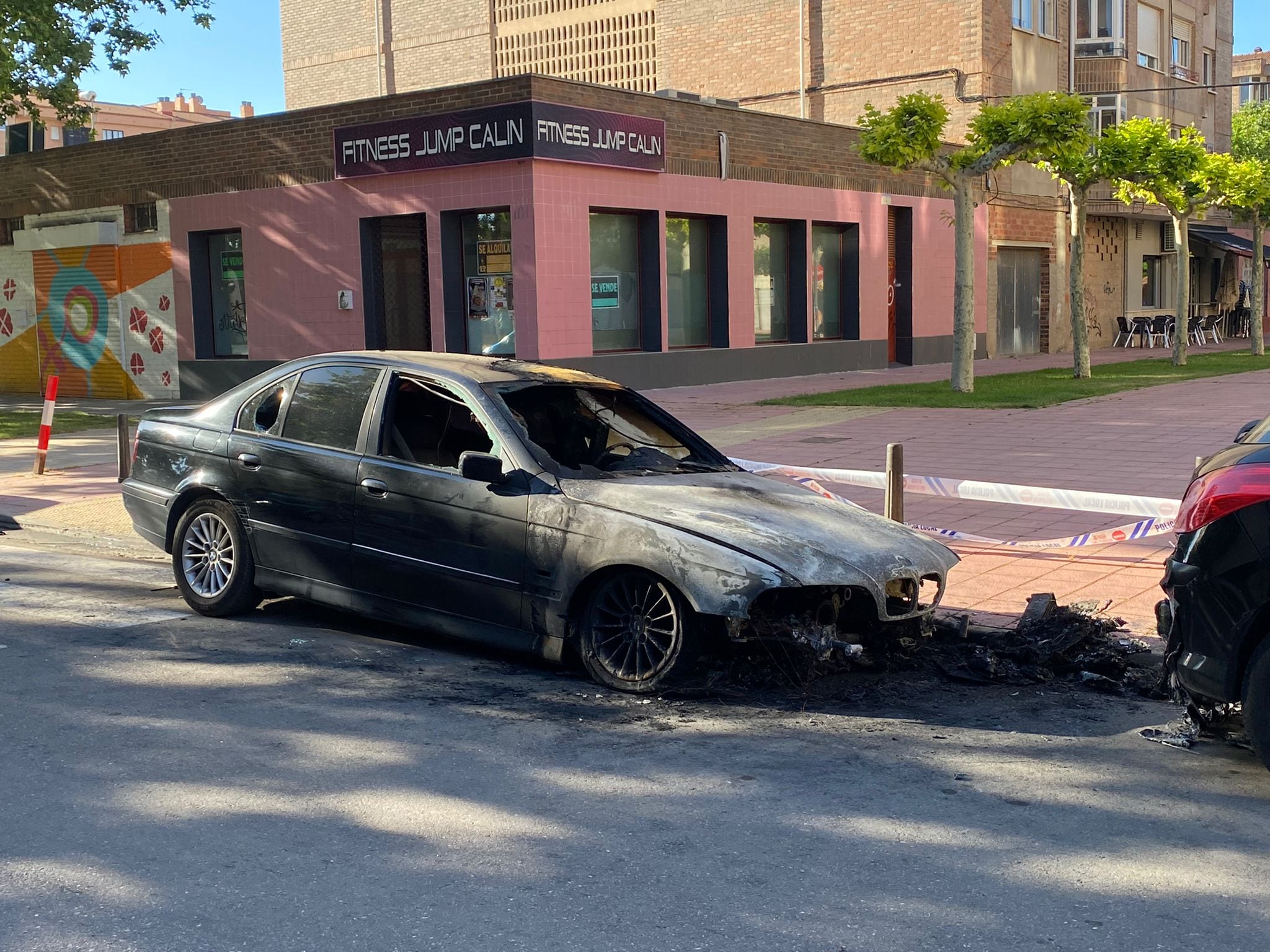 El turismo afectado por las llamas estaba estacionado en la Avenida Goya