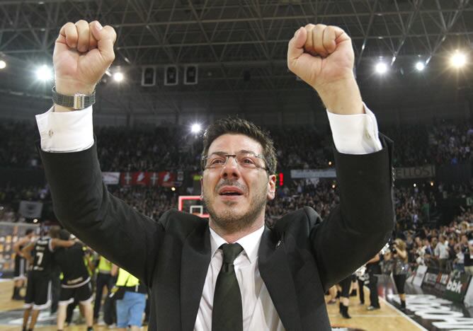 El entrenador griego del Bizkaia Bilbao Basket, Fotis Katsikaris, celebra la clasificación del equipo bilbaino para la final de la liga ACB tras derrotar al Real Madrid en el cuarto encuentro correspondiente a las semifinales, que ambos equipos han disput