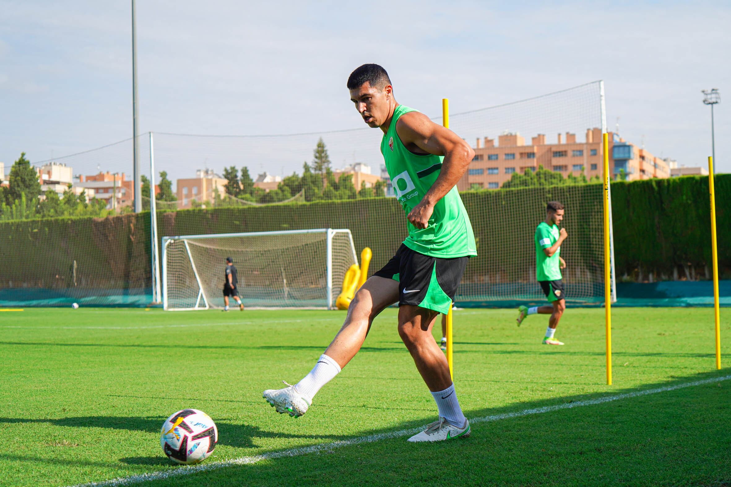 Diego González golpea un balón durante una sesión de trabajo