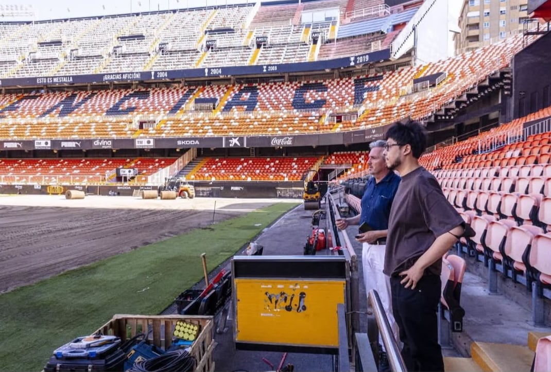 Kiat Lim visita Mestalla en julio de 2025.