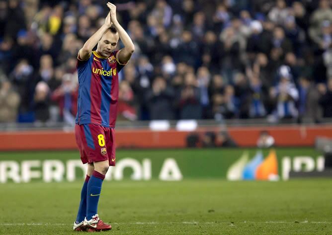 El centrocampista del F. C. Barcelona Andrés Iniesta aplaude a la afición del Espanyol que le ha agradecido su recuerdo al fallecido Dani Jarque en su celebración del gol que dio la victoria a España en el Mundial de Sudáfrica