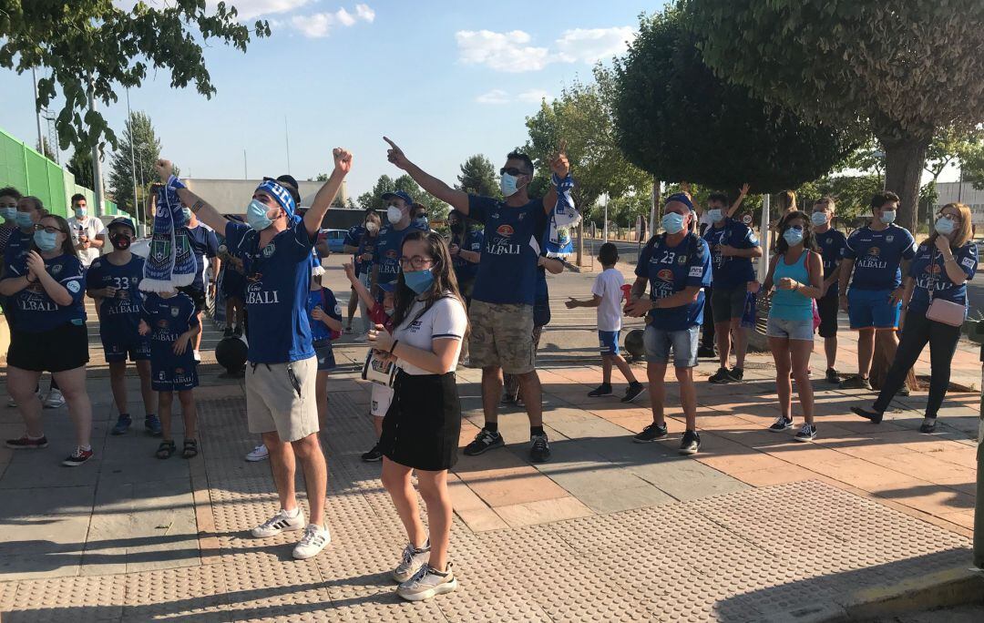 Una pequeña representación de aficionados despidió, en la tarde de este lunes, al Viña Albali Valdepeñas que viajará a Málaga en la tarde de este martes 