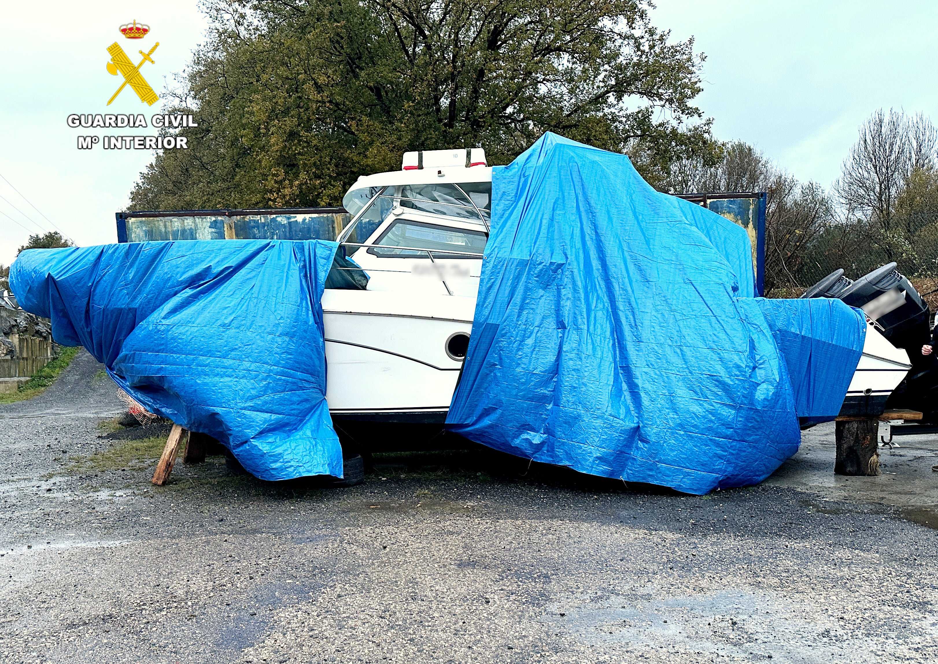 La Guardia Civil localizó la embarcación tapada con plásticos en una campa de Durango