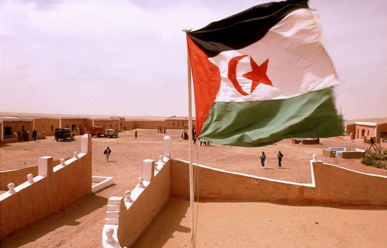 Bandera saharaui ondea en los campamentos de Tinduf