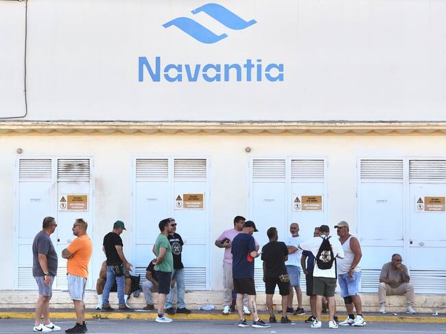 CÁDIZ, 26/06/2025.- trabajadores del metal han cortado desde primera hora de este jueves la carretera de entrada a la factoría en Cádiz. La mesa de negociación del convenio del metal en la provincia de Cádiz ha quedado suspendida sin acuerdo tras una maratoniana reunión que ha durado desde la tarde de ayer hasta primera hora de esta mañana, según han informado los sindicatos UGT y CCOO. EFE/ Roman Rios