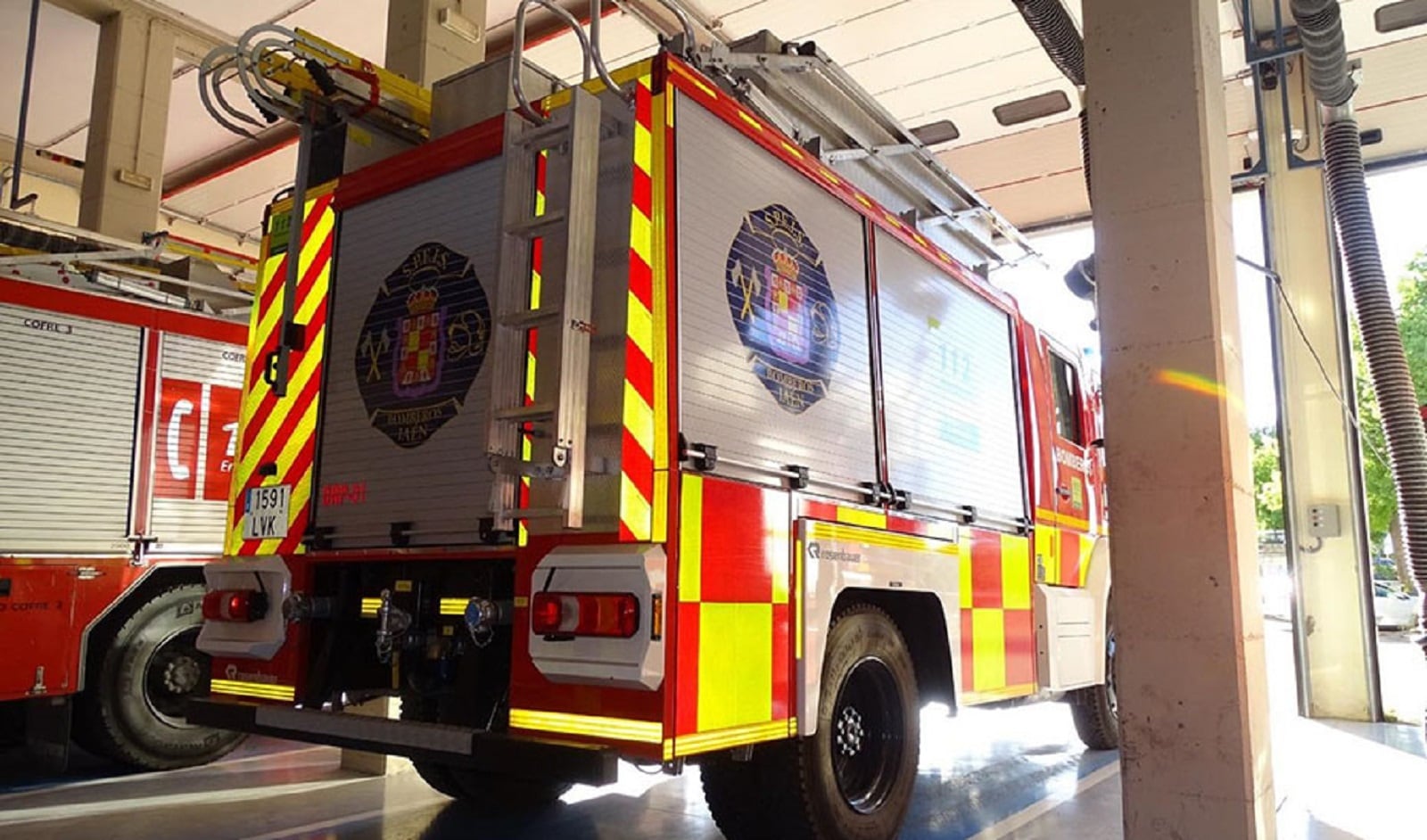 Camión de los Bomberos de Jaén en las cocheras, preparado para actuar en caso de servicio.