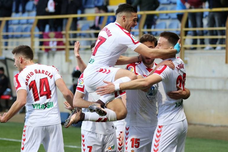 Señé es abrazado por sus compañeros tras su gol ante el Tenerife