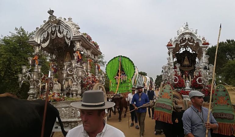 Las carretas de Macarena -a la izquierda- y Sevilla-Sur comparten parte del camino de vuelta