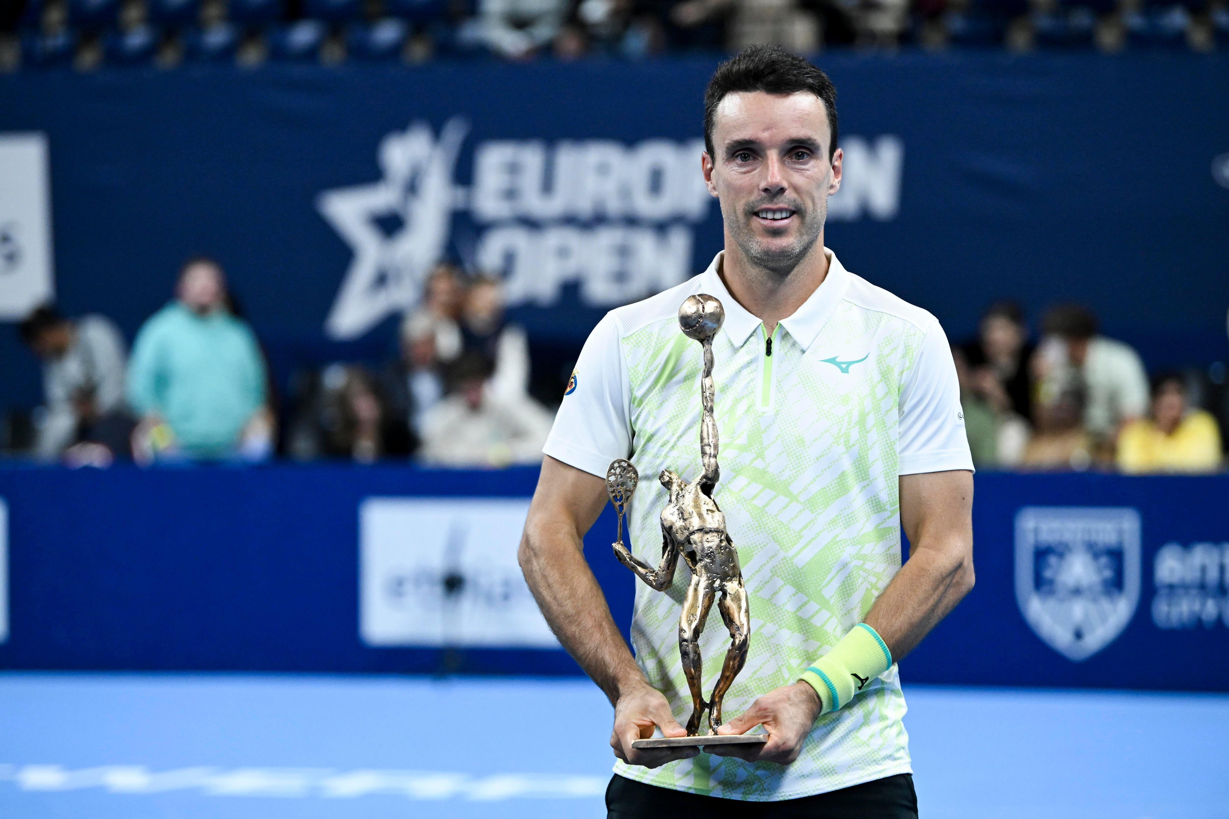 Antwerp (Belgium), 20/10/2024.- Roberto Bautista Agut of Spain celebrates with his trophy after winning against Jiri Leheck of the Czech Republic during their final match at the European Open tennis tournament in Antwerp, Belgium, 20 October 2024. (Tenis, Bélgica, República Checa, España, Amberes) EFE/EPA/FREDERIC SIERAKOWSKI
