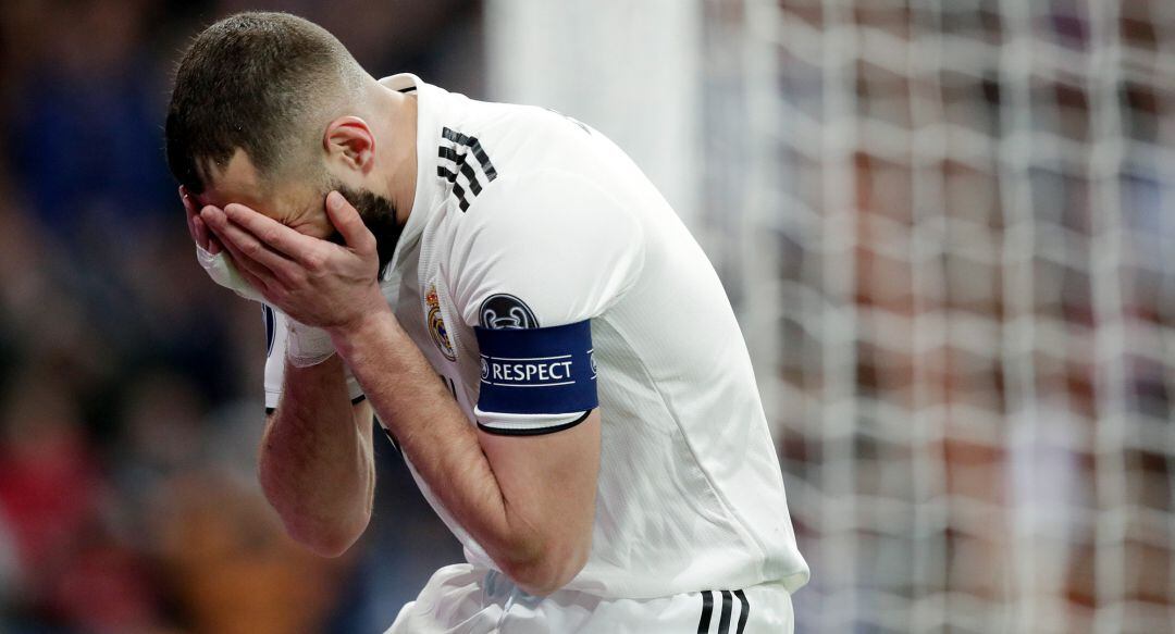 Benzema lamenta una ocasión fallada ante el Ajax.