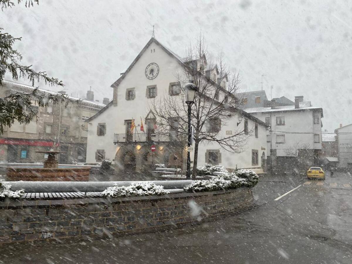 La nieve deja una estampa invernal y el viento complica la apertura de las estaciones de esquí