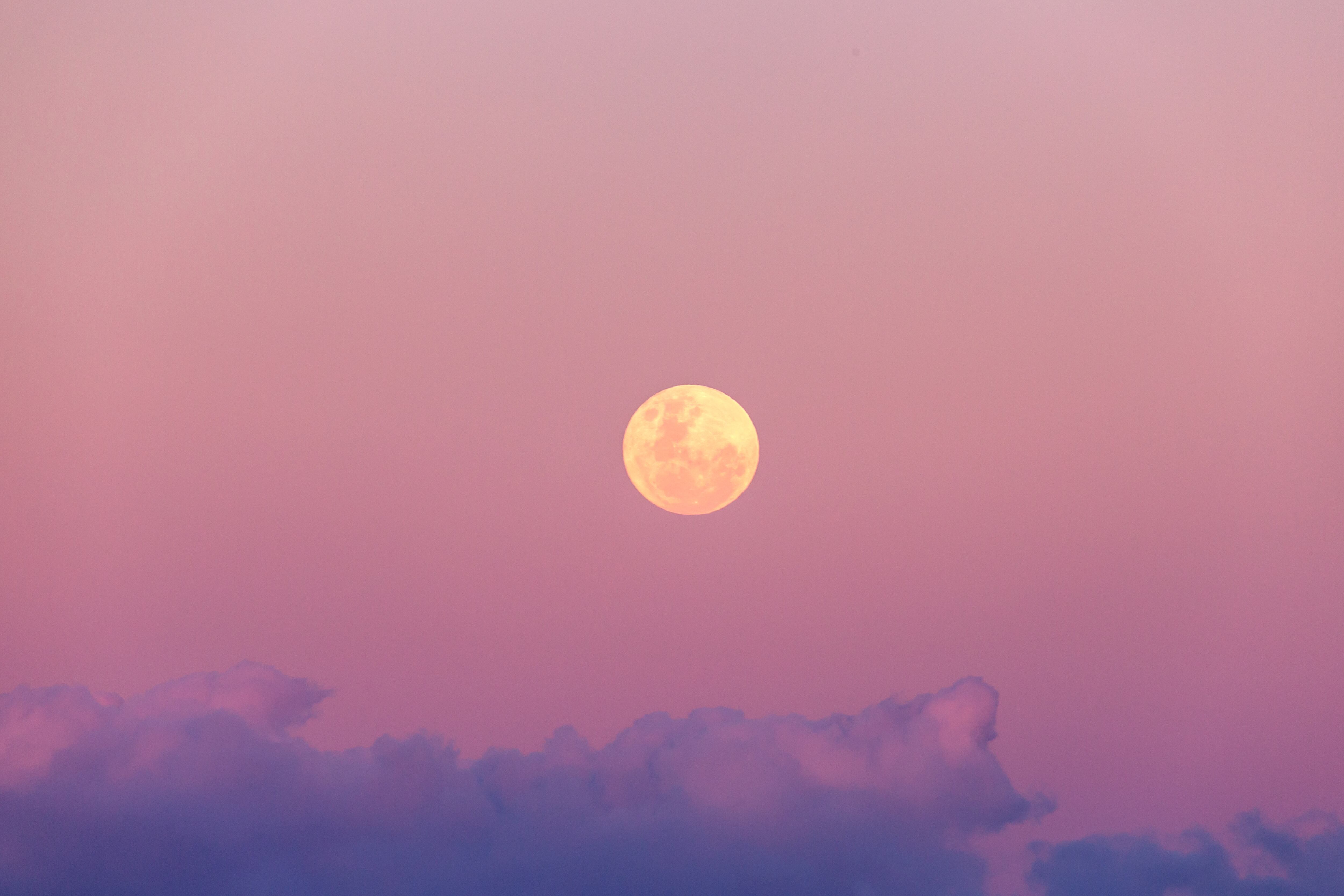 Una luna rosa, en una imagen de archivo.