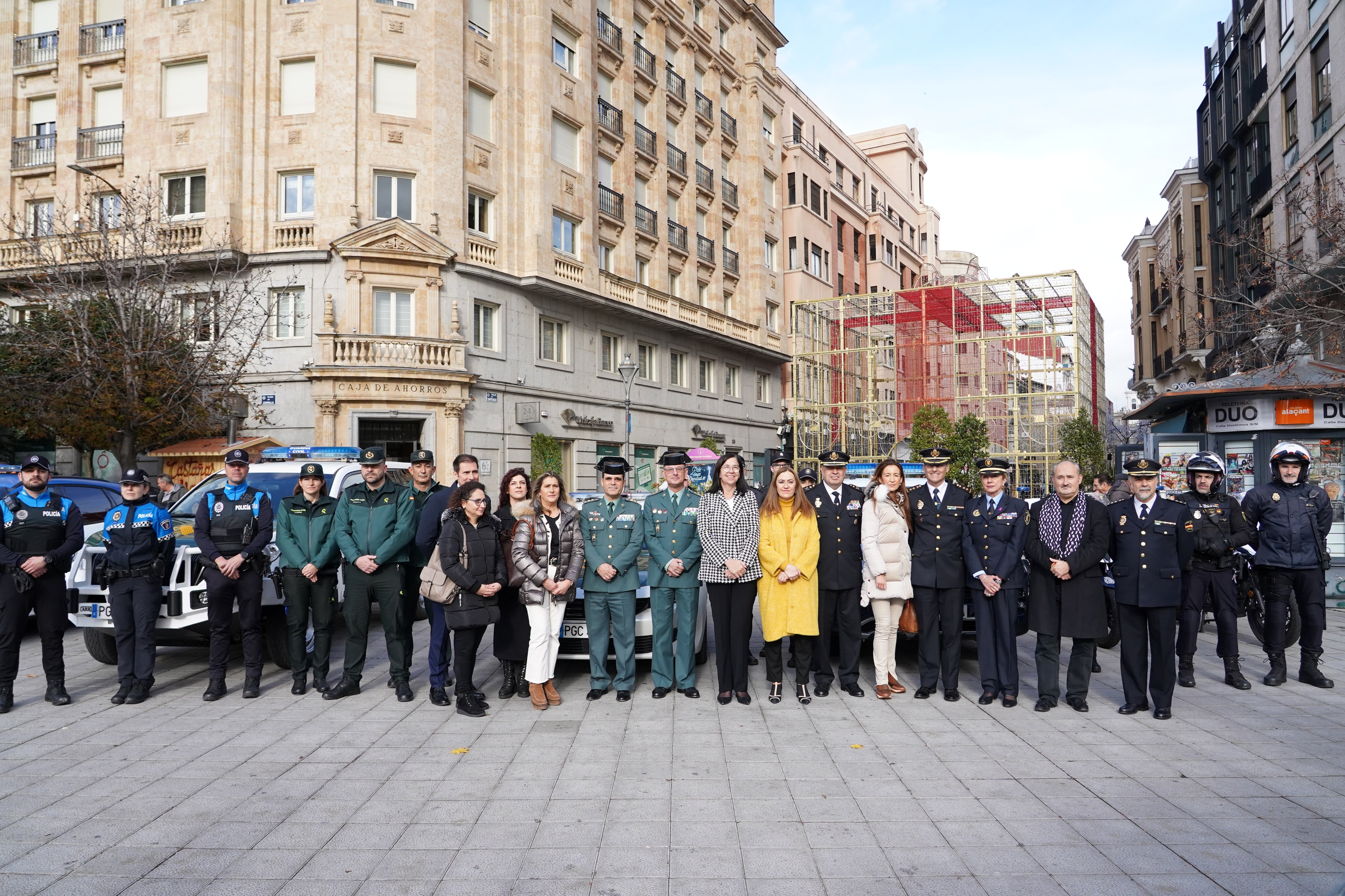 La delegada del Gobierno en Castilla y León, Virginia Barcones, presenta el Plan Comercio Seguro para esta Navidad en la Comunidad, acompañada del jefe superior de Policía Nacional en Castilla y León, Juan Carlos Hernández; el coronel y jefe de accidental de la XII Zona de la Guardia Civil, Julio Andrés Gutiérrez; el concejal de Seguridad Ciudadana y Salud Pública, Alberto Cuadrado, y la gerente de la Federación de Comercio y Servicios de Valladolid y Provincia (FECOSVA), Milagros Aguado Mariscal, entre otros.