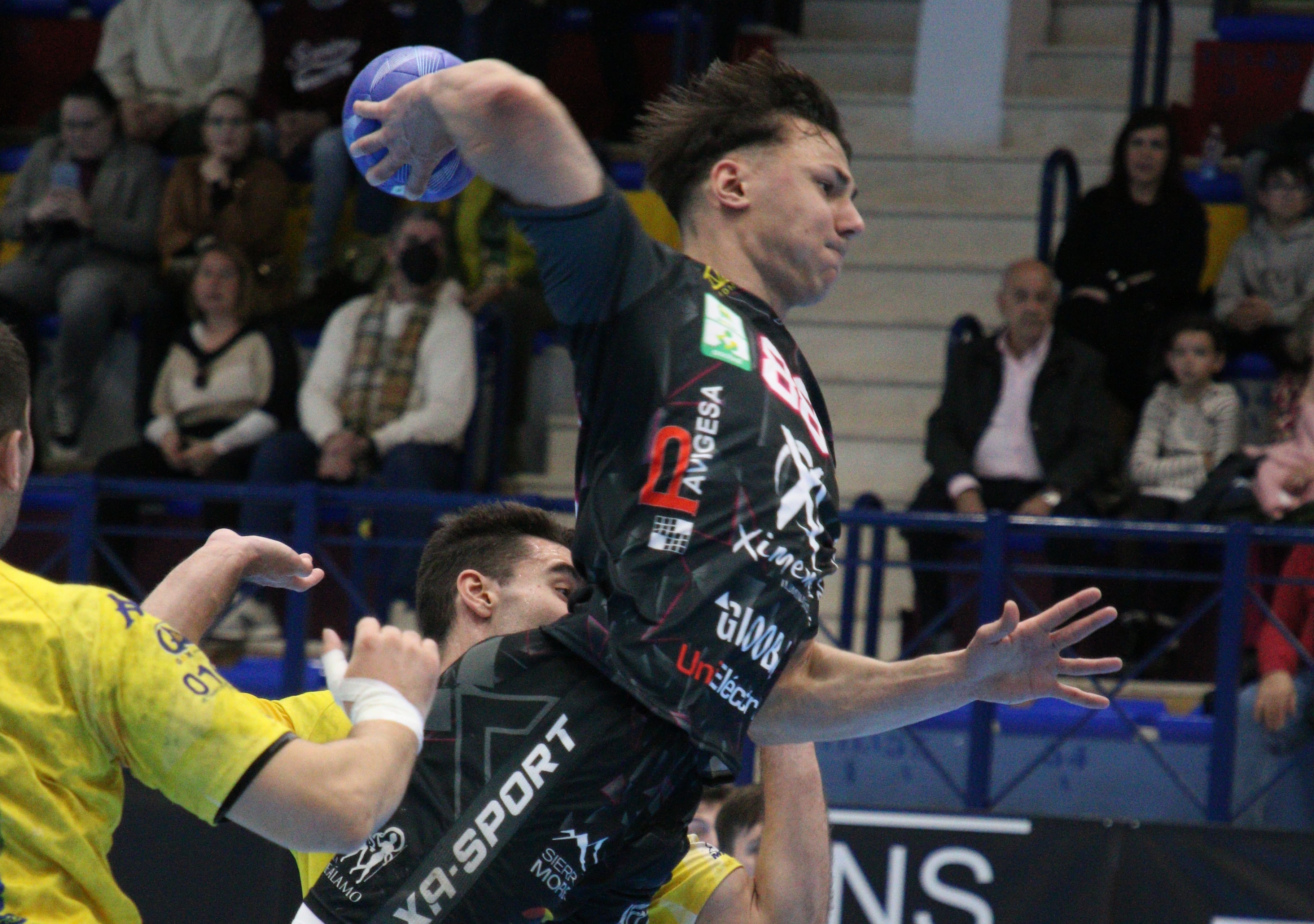 Tamas Jánosi, en el duelo de la pasada temporada ante Villa de Aranda defendiendo la camiseta de Puente Genil