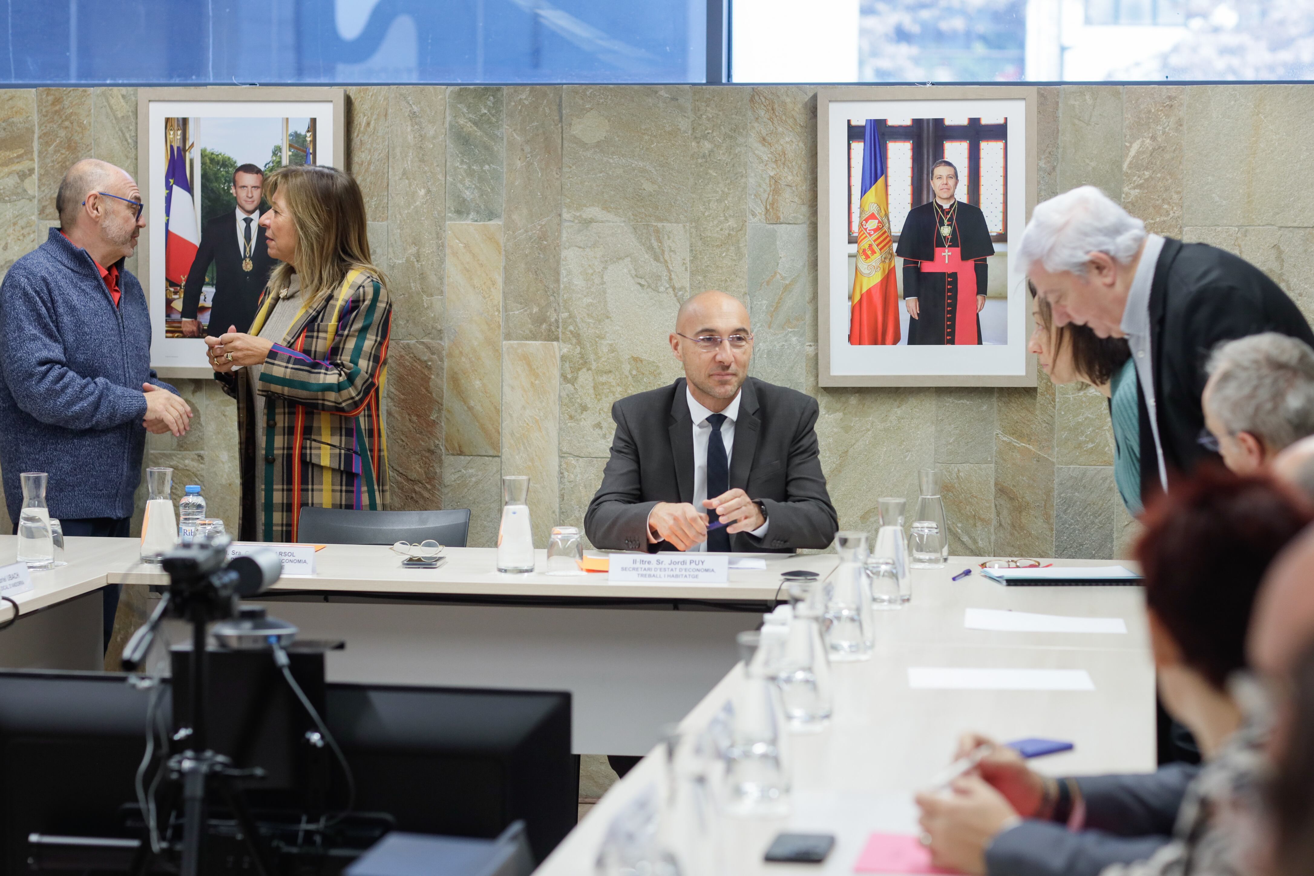 El secretari general de l'USd'A, Gabriel Ubach, conversant amb la ministra de Treball, Conxita Marsol, en l'última reunió del CES