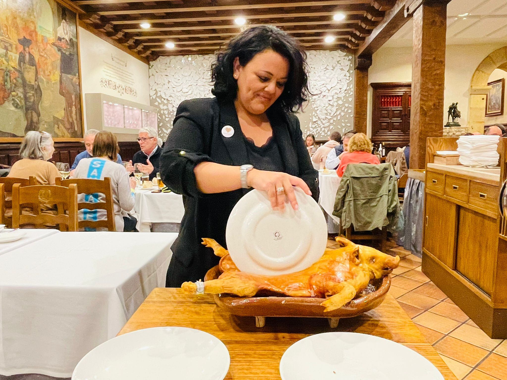 Rocío Ruiz partiendo un cochinillo en Restaurante José María