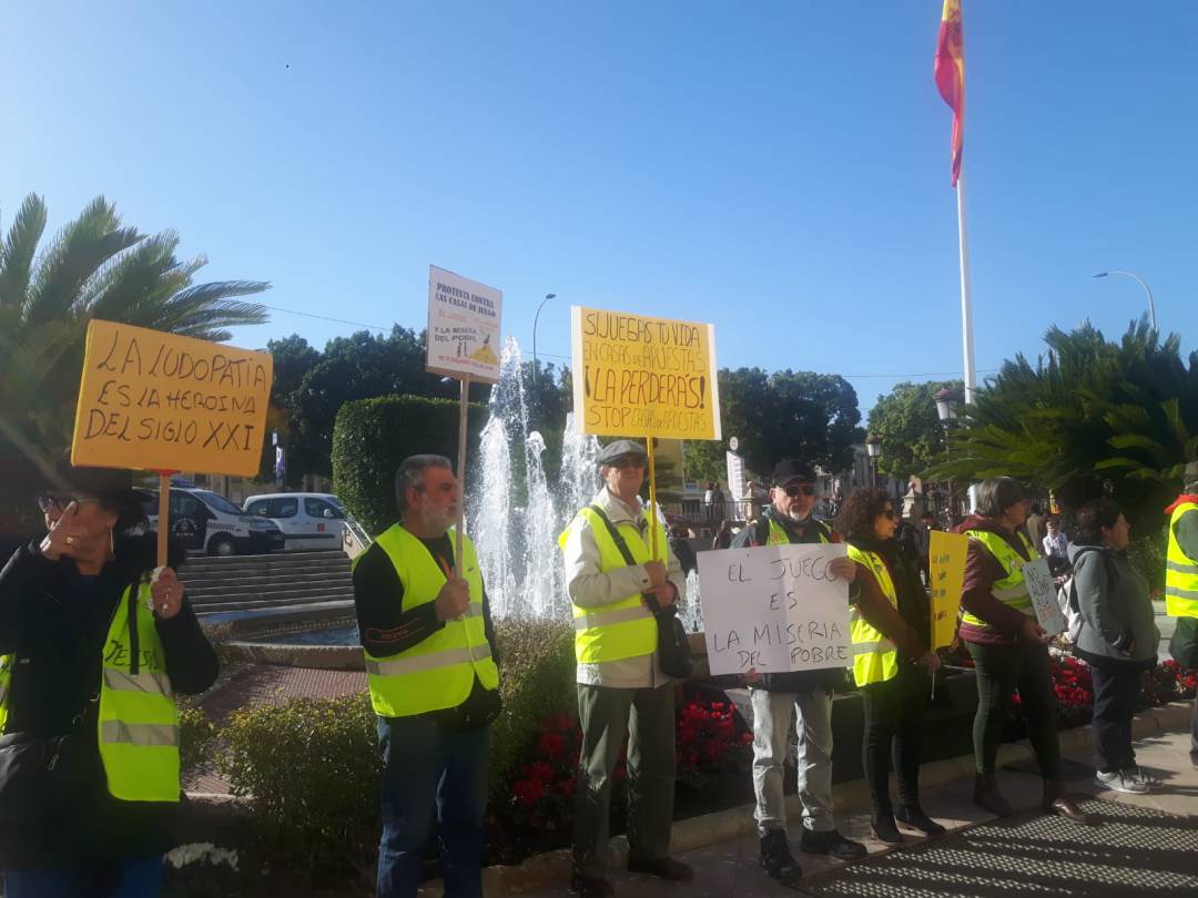 Yayoflautas protestando frente al Ayuntamiento de Murcia